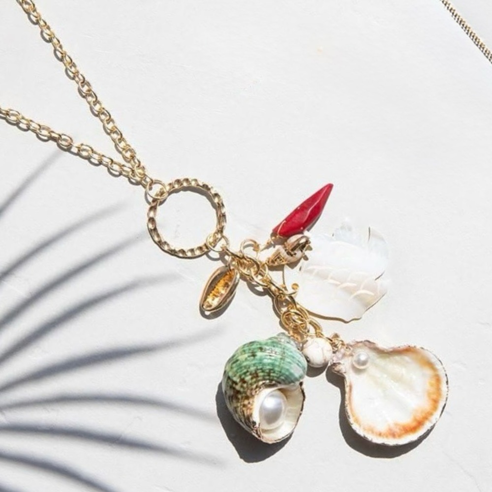NEW Gold Shell Charm Necklace 🐚